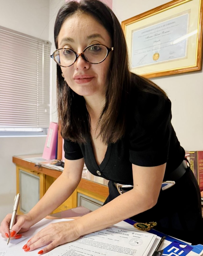 Marina Romano trabajando en su estudio